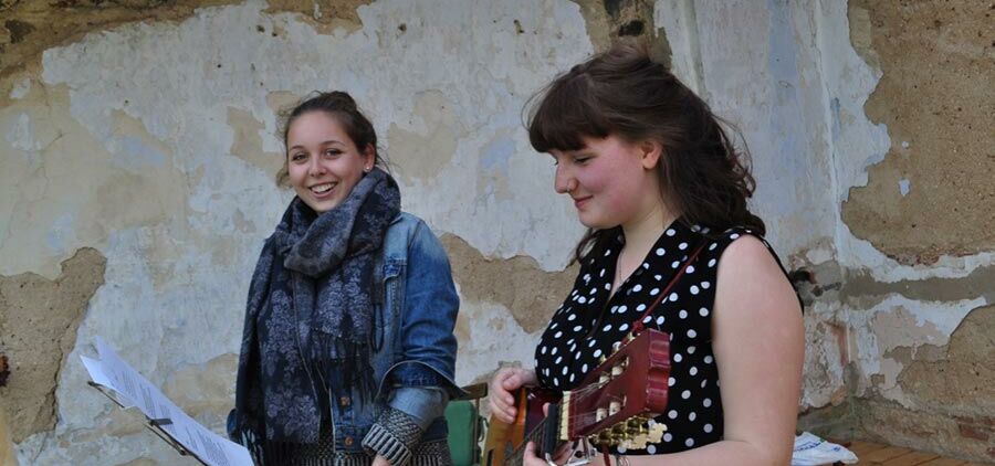 Gesang von Paula Lockis und das Gitarrenspiel von Sarah-Marie Plekat