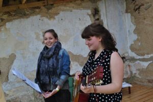 Gesang von Paula Lockis und das Gitarrenspiel von Sarah-Marie Plekat
